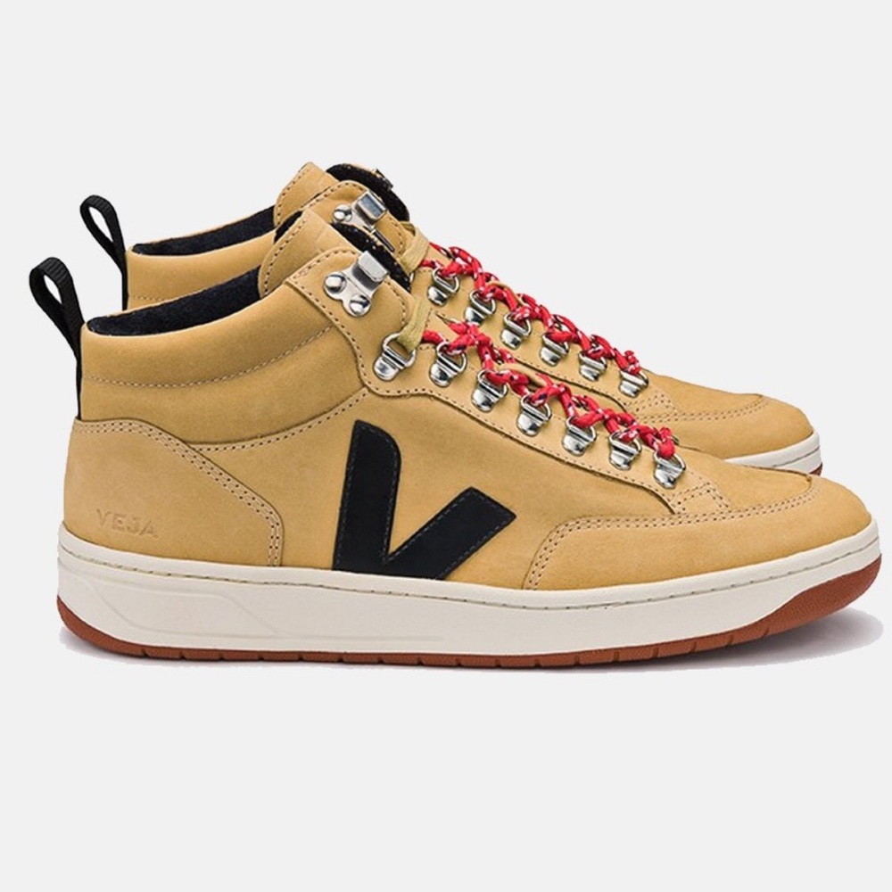 Veja Roraima Trainers Desert color size 40